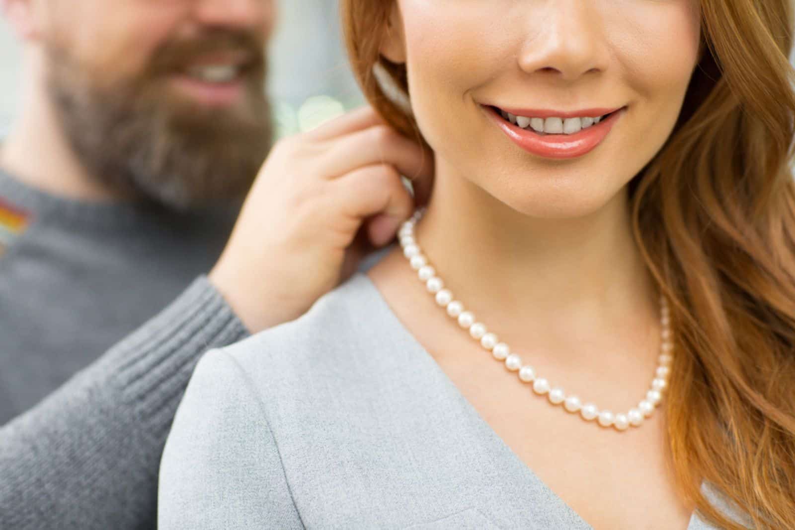 père met un collier autour du cou de sa fille