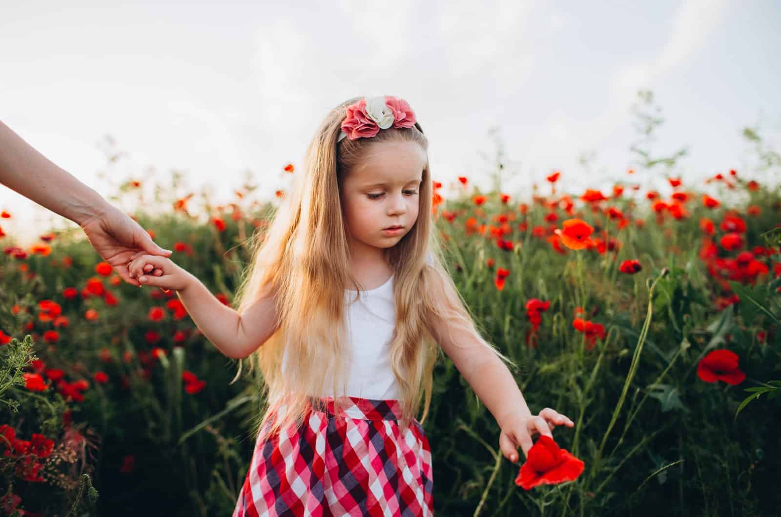 petite fille dans un champ