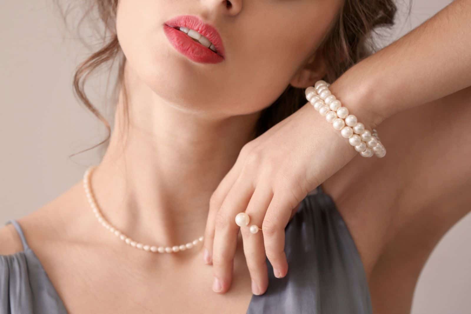 une belle fille avec un bracelet et un collier de perles