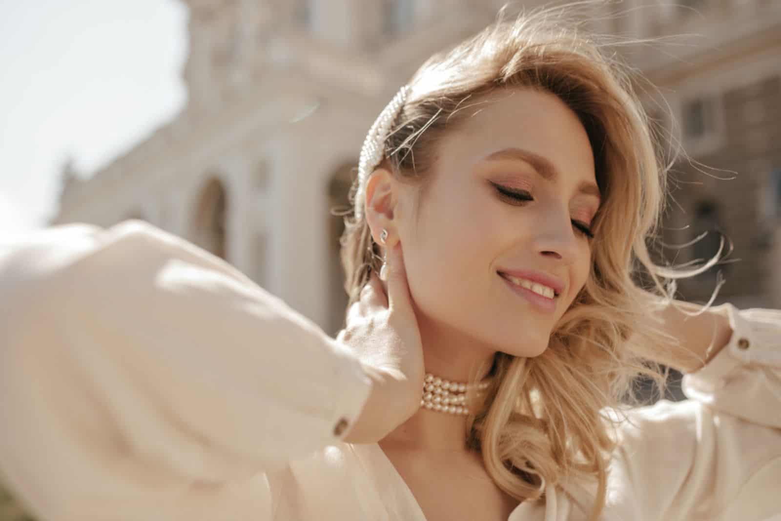 une belle fille avec un collier de perles