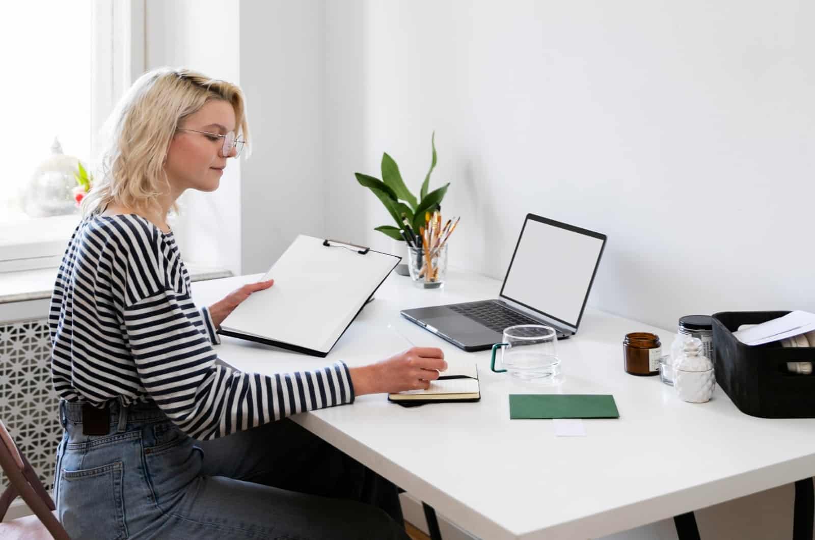 vue latérale d'une femme en train de bifurquer au bureau