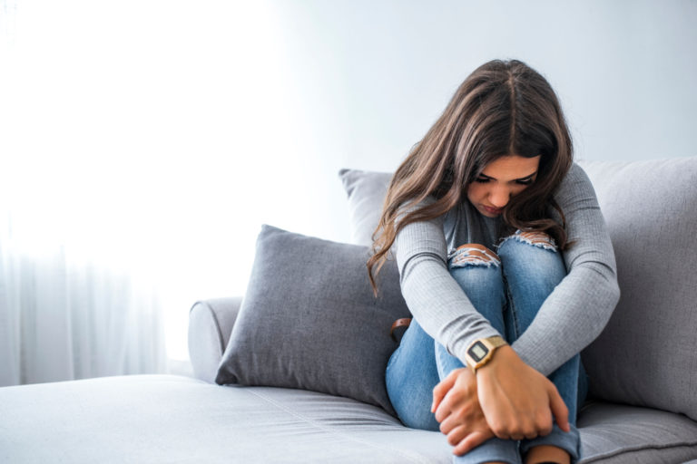 femme au coeur brisé essayant d'oublier son ex