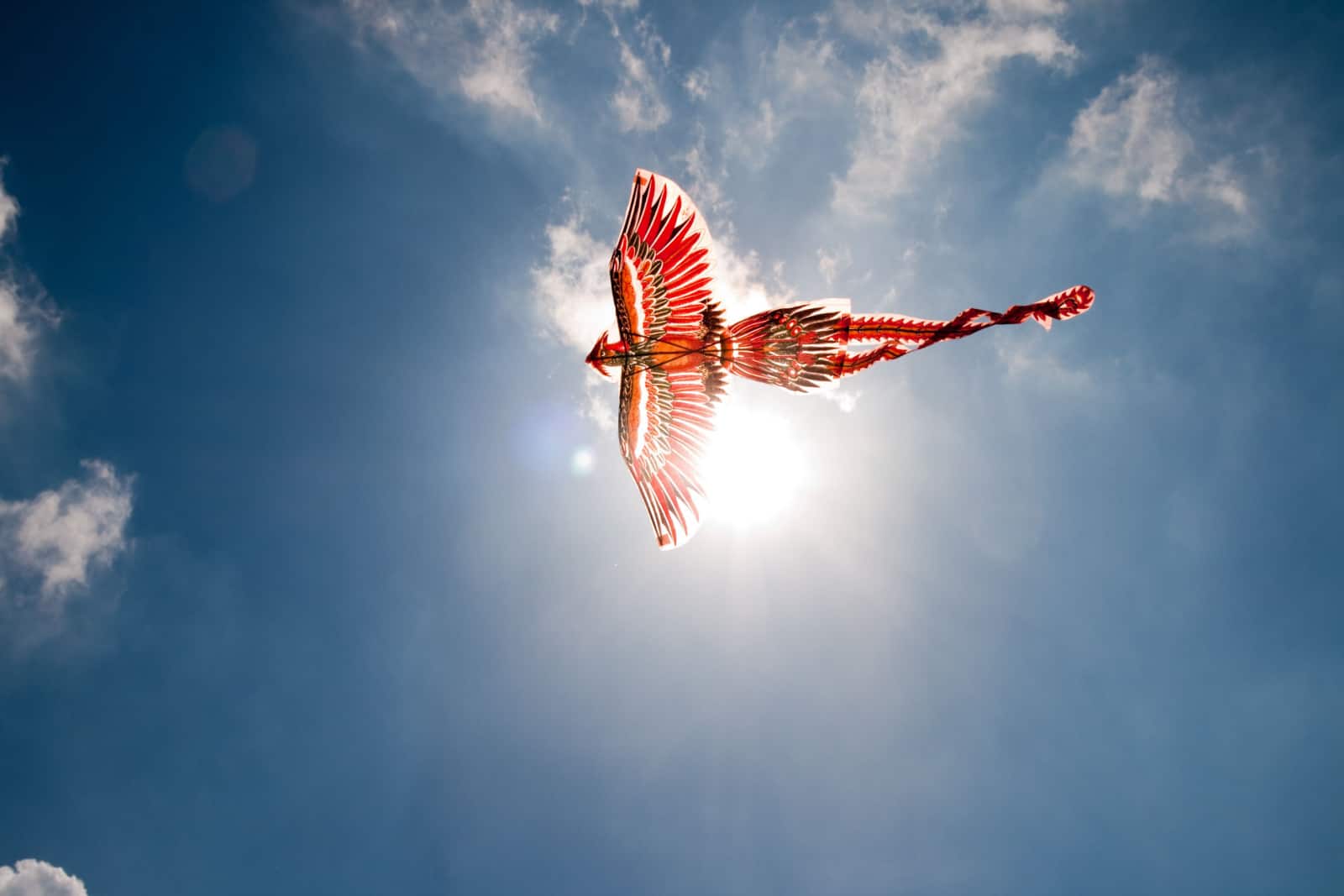 Cerf-volant symbole phénix signification, sur fond de ciel bleu avec des nuages