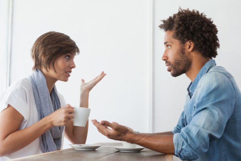 Couple décontracté prenant un café ensemble au café