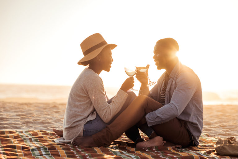 couple à un rendez-vous au bord de la mer