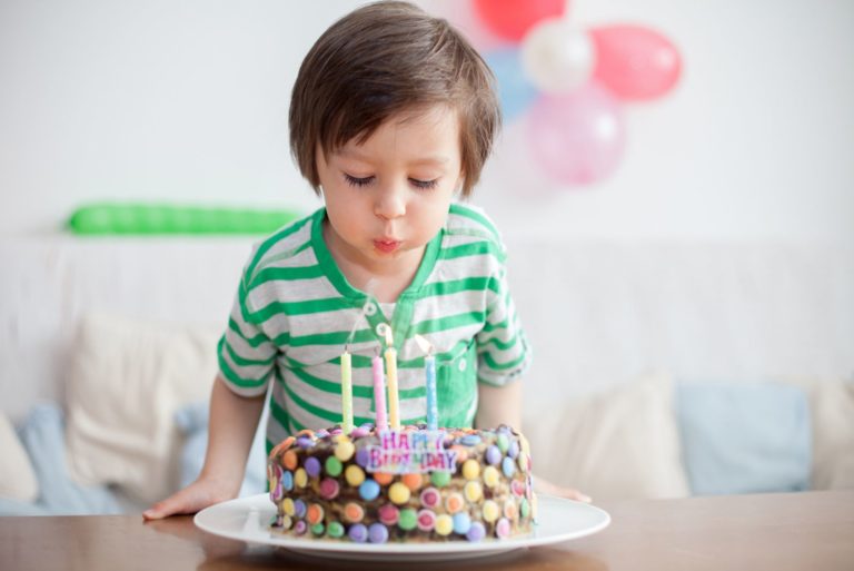 le garçon fête son anniversaire