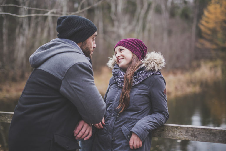 jeune couple flirtant debout à l'extérieur