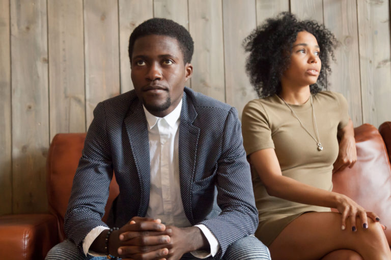 Portrait d'une jeune femme et d'un homme ayant des problèmes relationnels