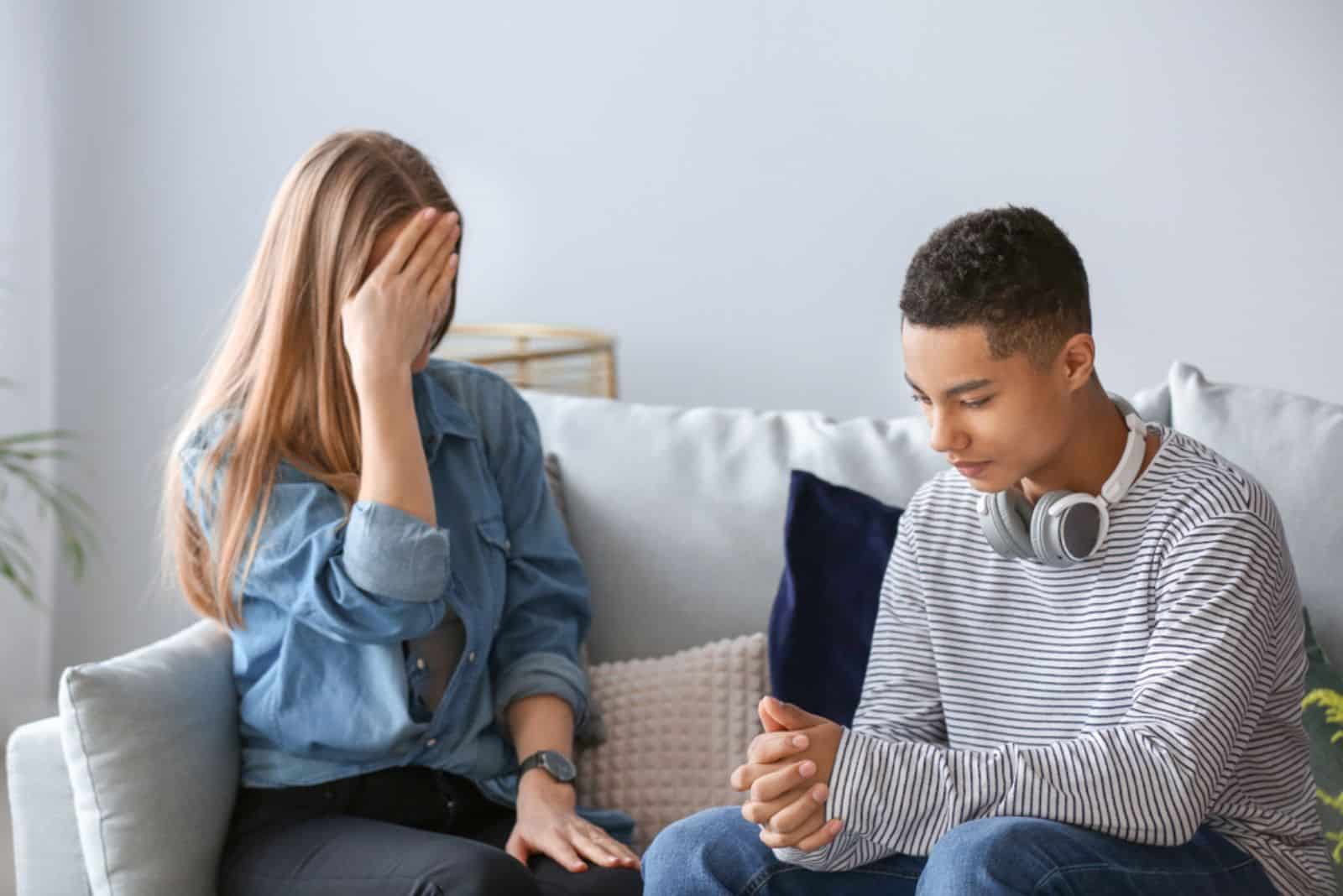 femme inquiète essayant de parler avec un adolescent sur le canapé
