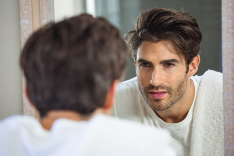 homme regardant dans un miroir