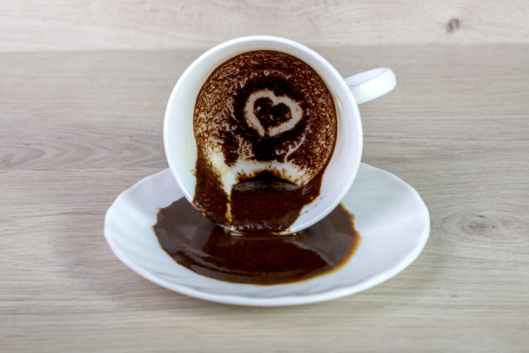 tasse à café avec du marc de café utilisé pour la divination
