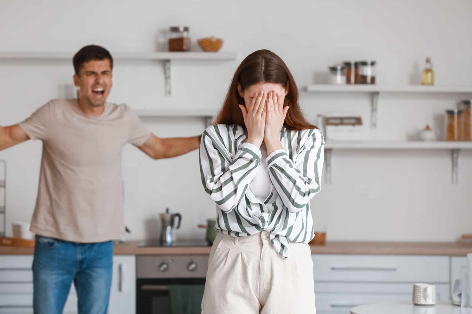 Jeune femme bouleversée lors d'une querelle avec son petit ami dans la cuisine