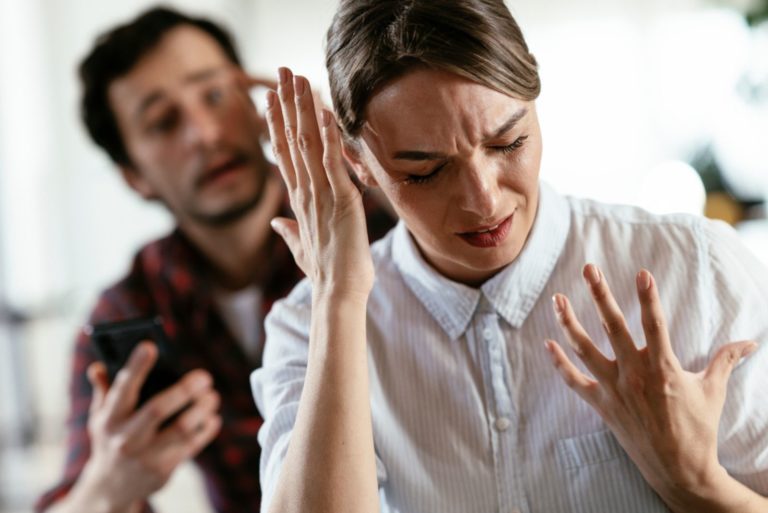 la femme déçue a tourné le dos à l'homme alors qu'il lui criait dessus