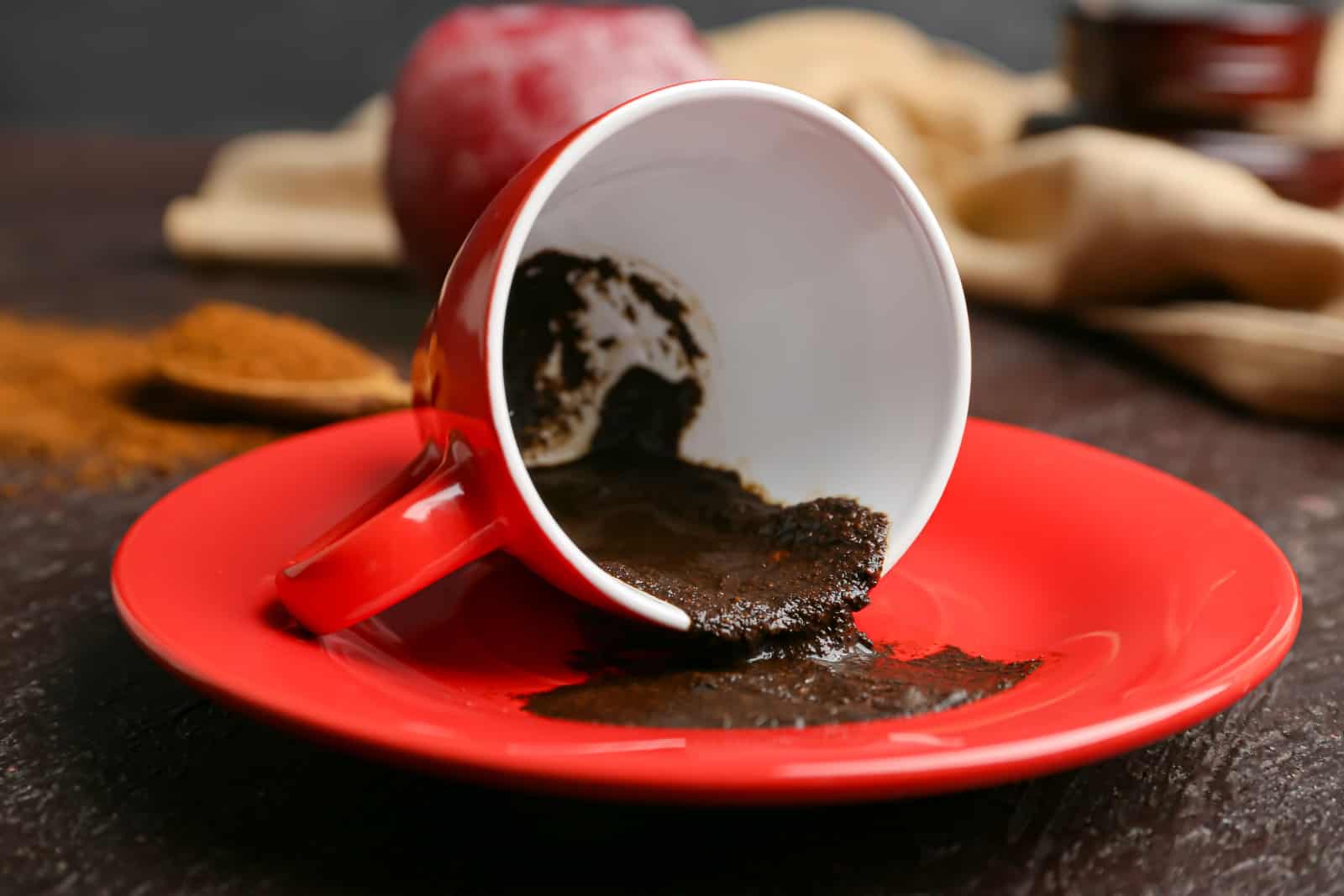 Tasse avec du marc de café usé pour la divination sur la table