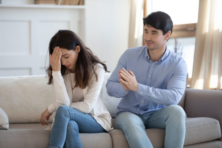 homme mendiant femme sur le canapé
