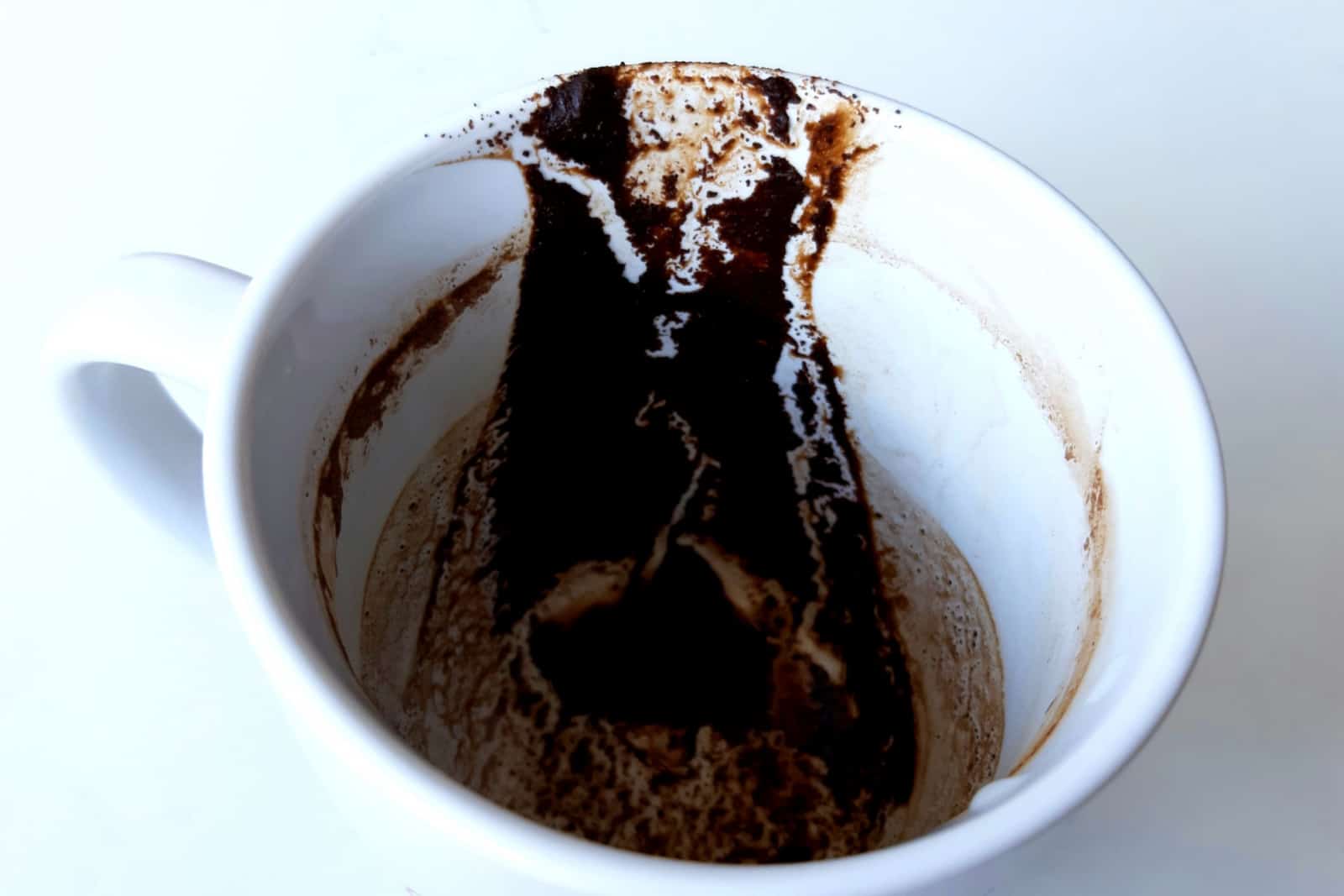 Une divination de café avec une tasse avec beaucoup de motifs et de formes de café
