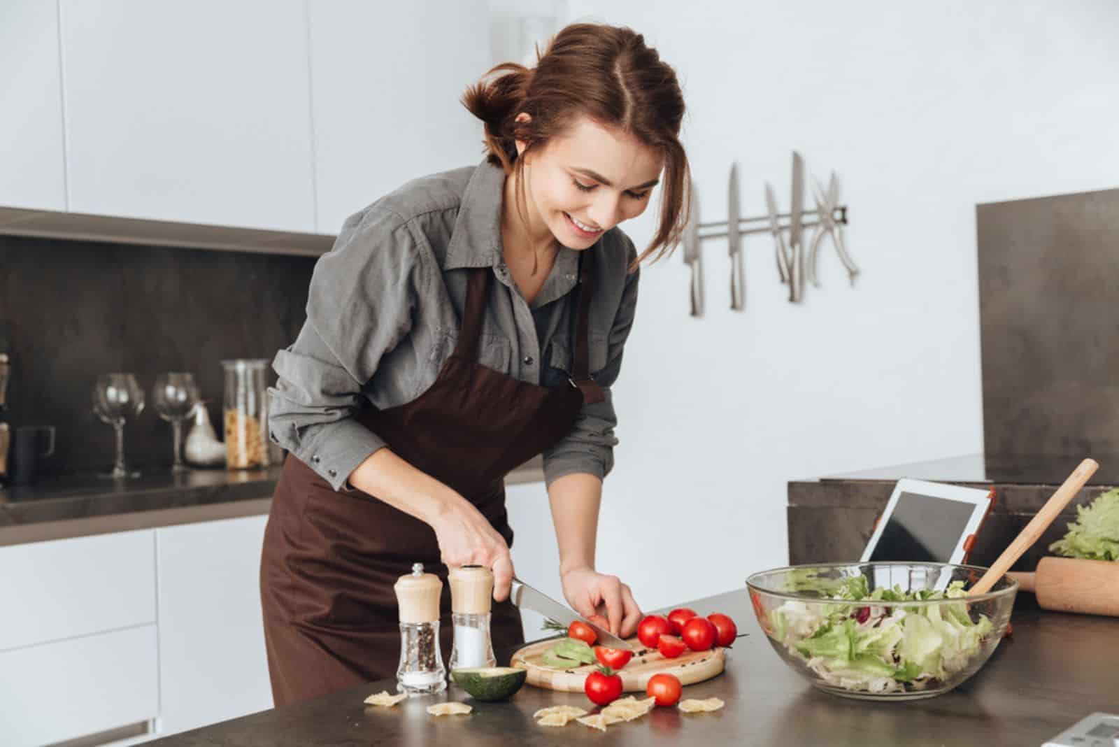 belle fille cuisine dans la cuisine