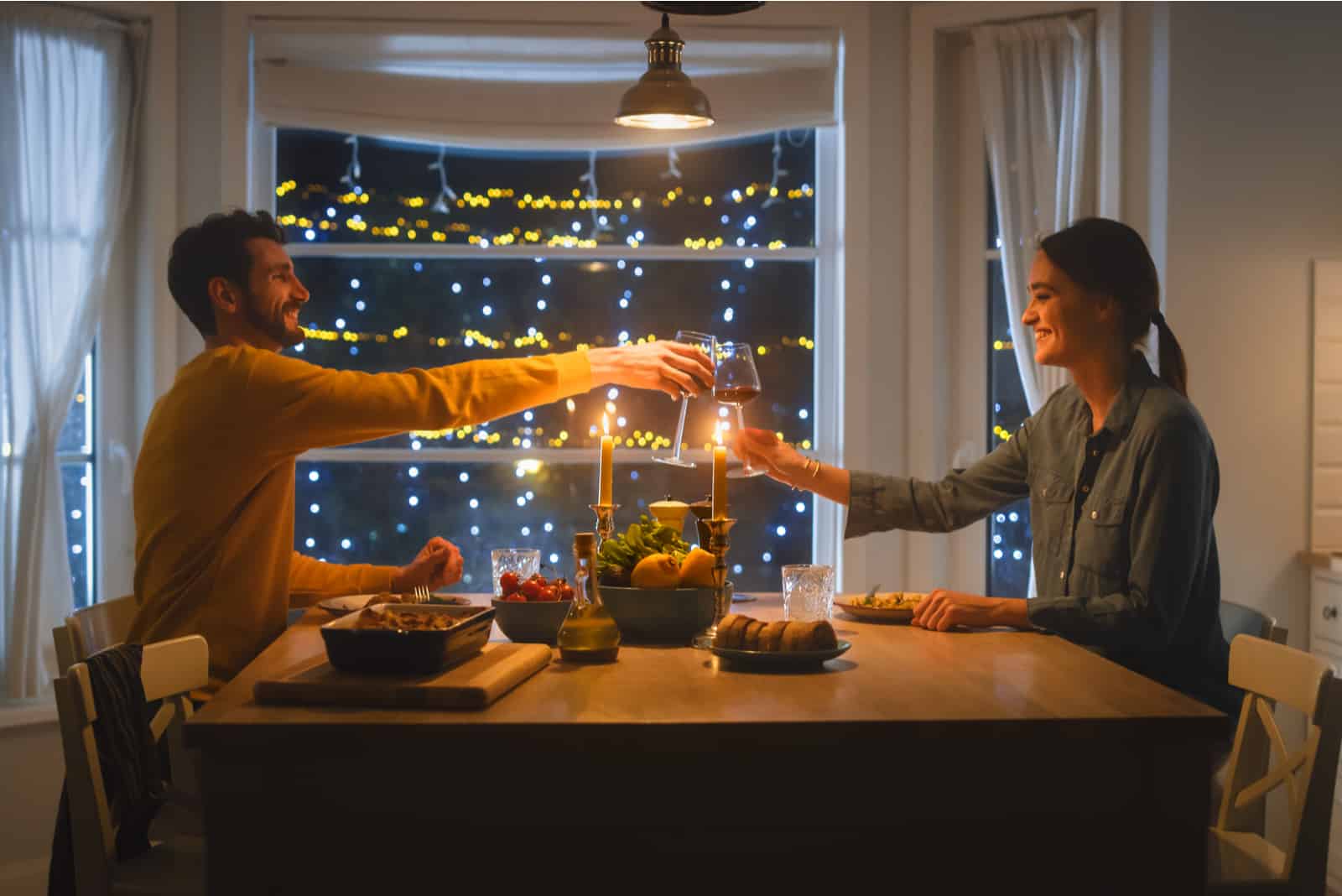couple ayant un dîner romantique dans un appartement