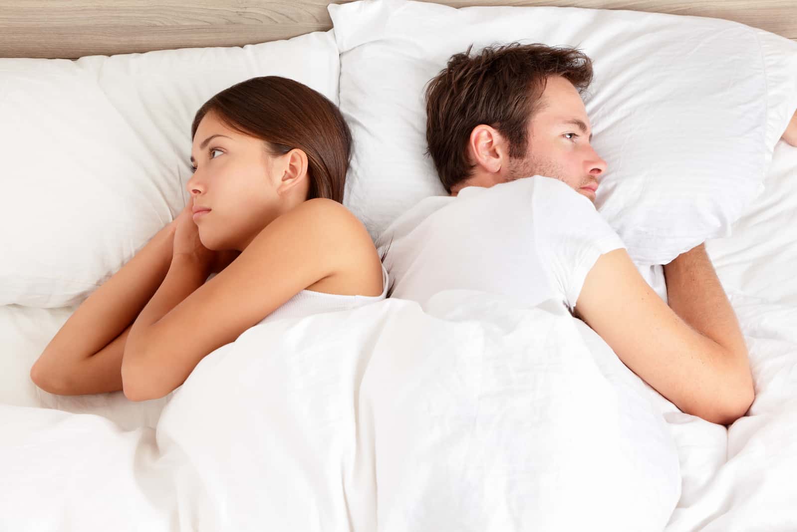 couple séparé au lit, ayant des problèmes d'intimité