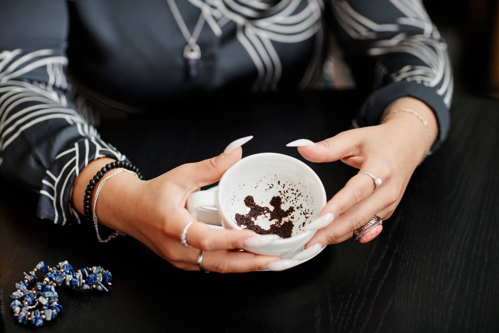 diseuse de bonne aventure tenant une tasse de café et racontant le destin