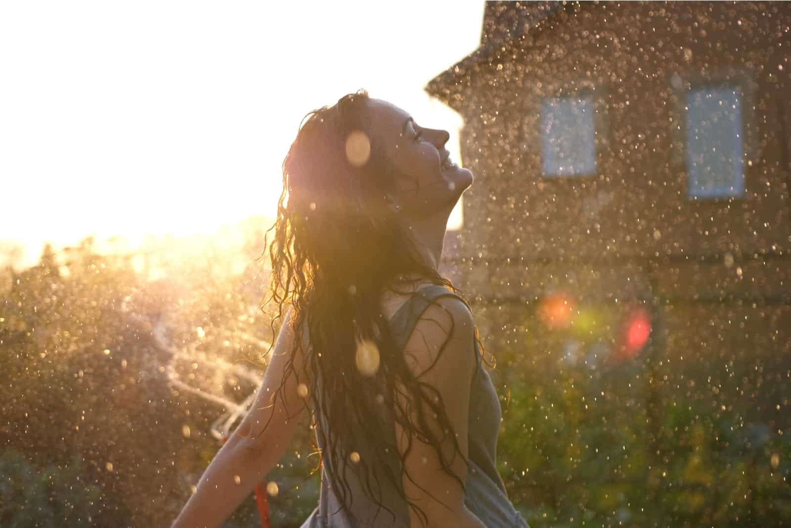 femme virevoltant sous la pluie à l'extérieur