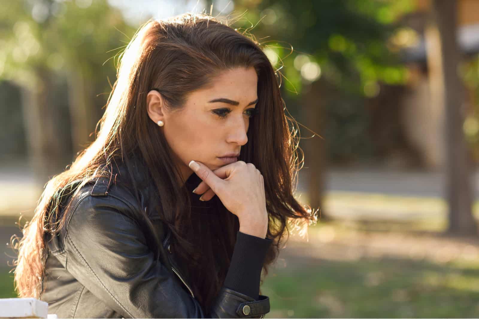 jeune femme bouleversée assise dans le parc