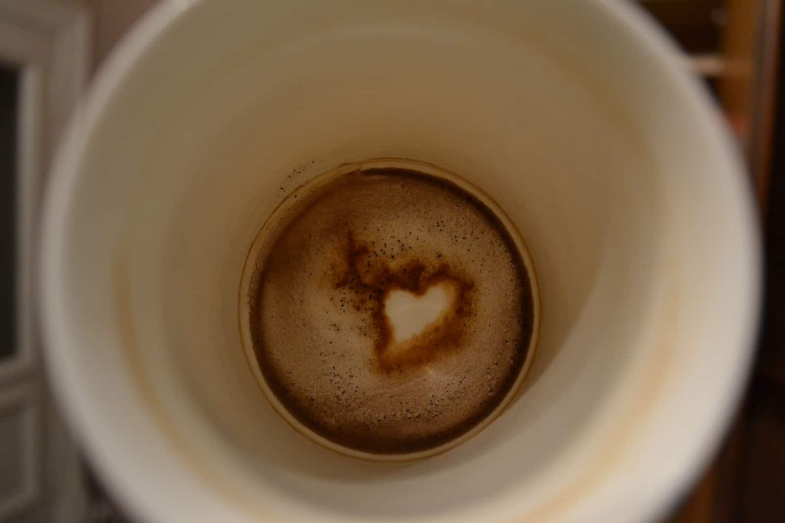 marc de café au fond d'une tasse formant une forme