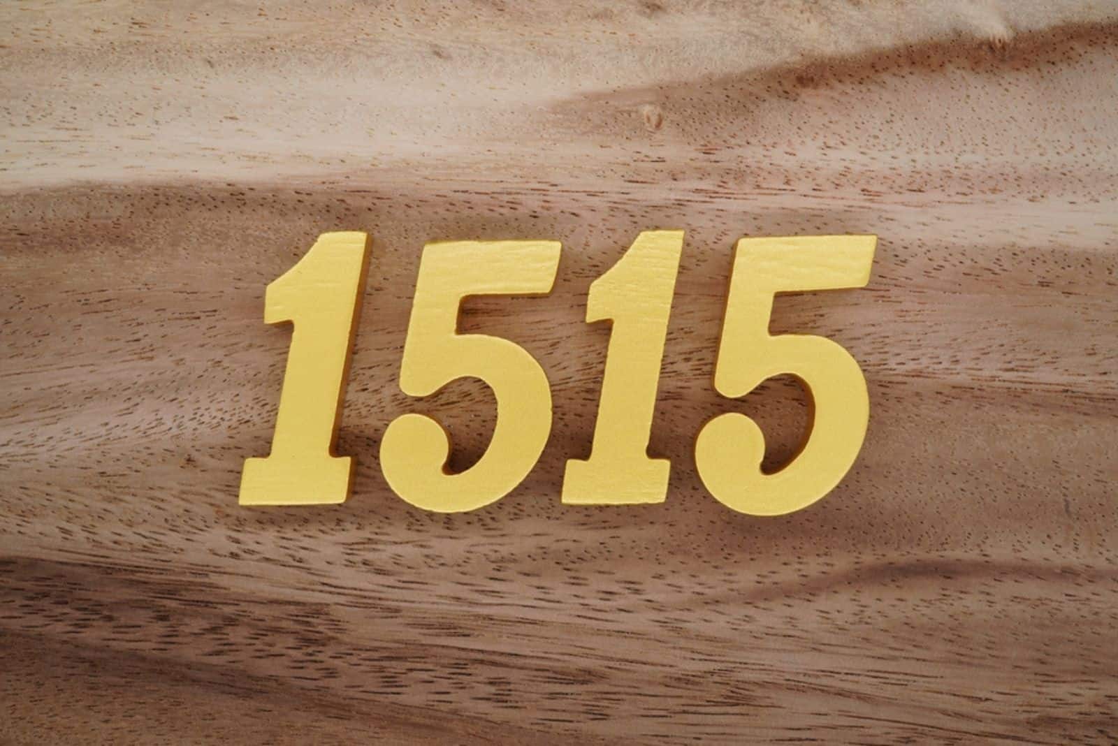 1515 sur socle en bois