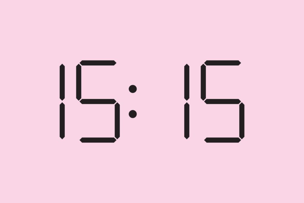 15h15 sur l'horloge numérique grise