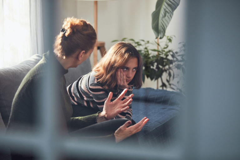 fille qui se bat avec sa mère