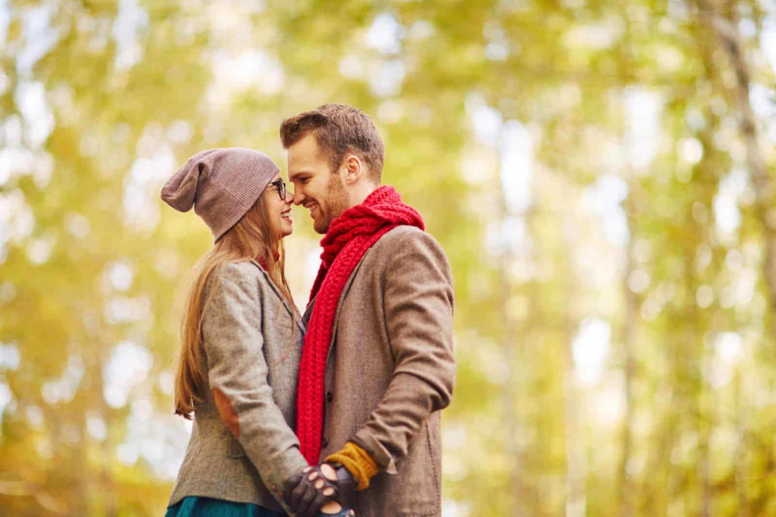 couple romantique dans le parc d'automne