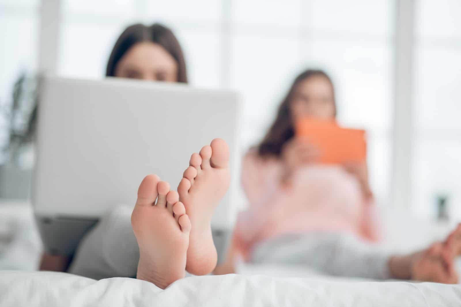 femme aux pieds nus à l'aide d'un ordinateur portable