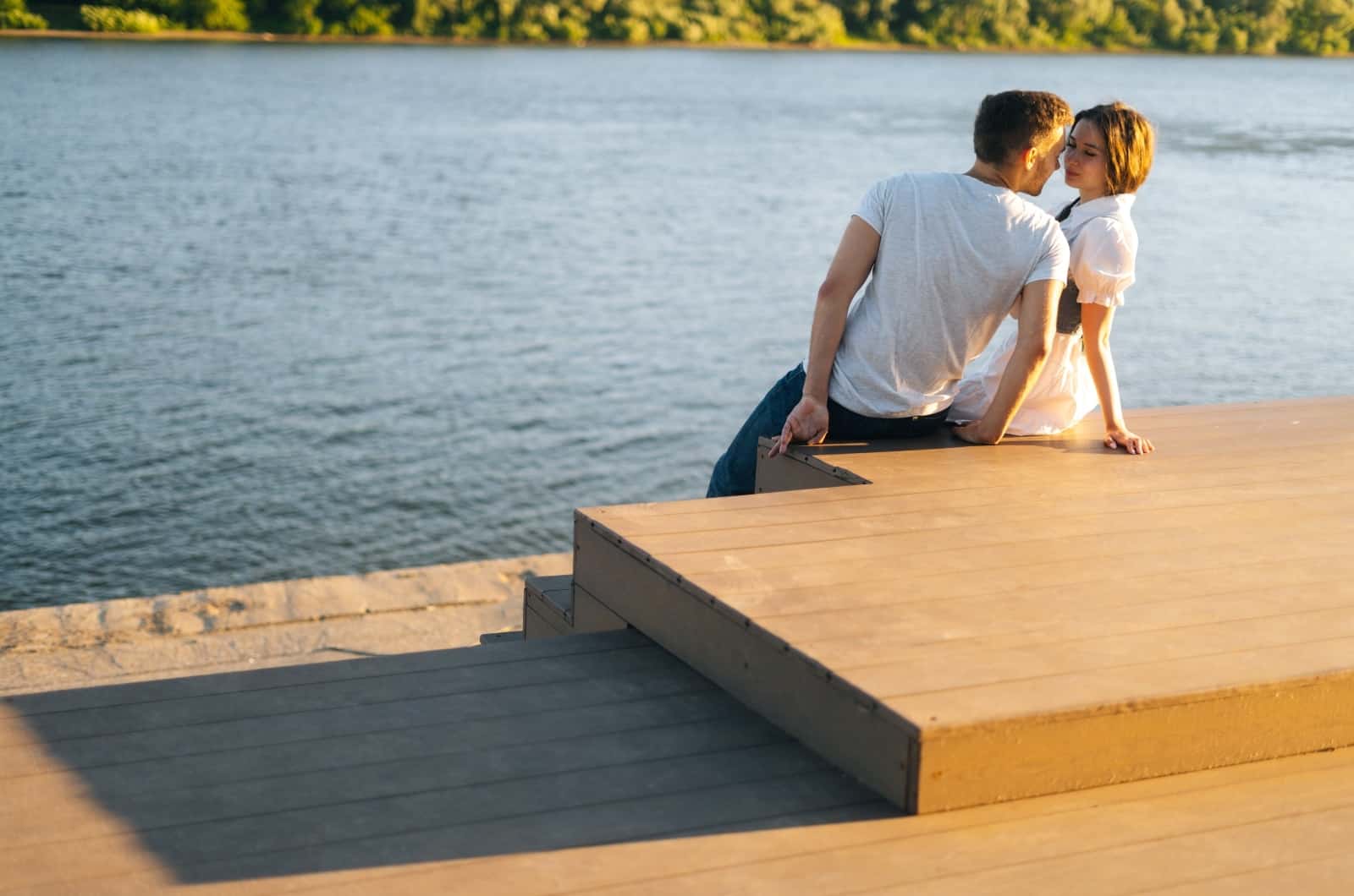 femme rejetant l'homme assis au bord du lac