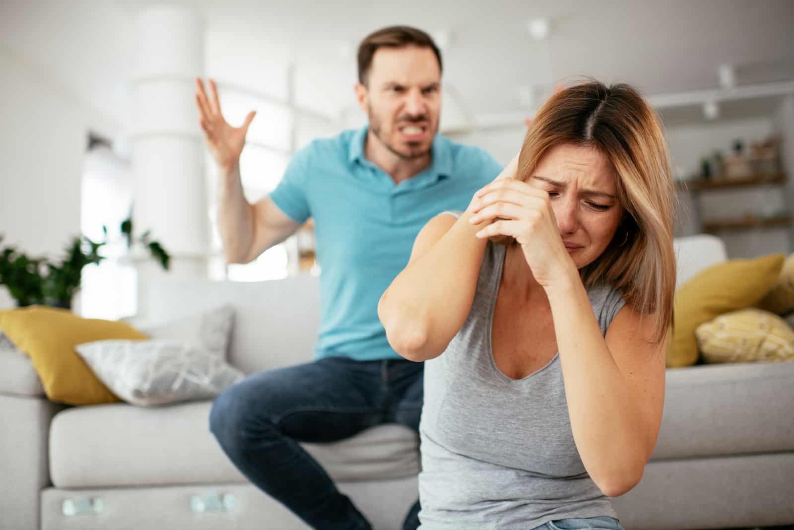 homme criant après sa femme