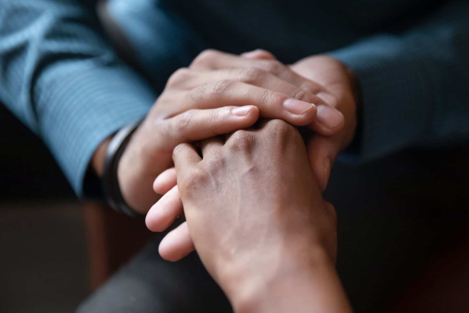 jeune couple se tient la main