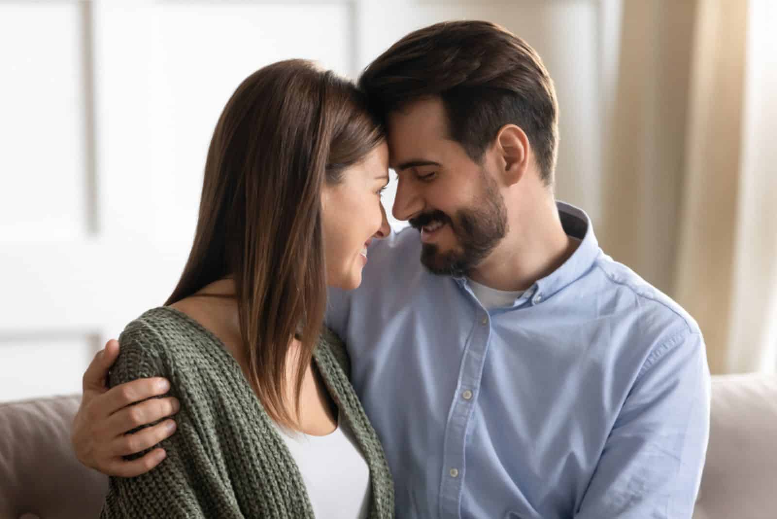 jeune homme câlins jolie femme souriante