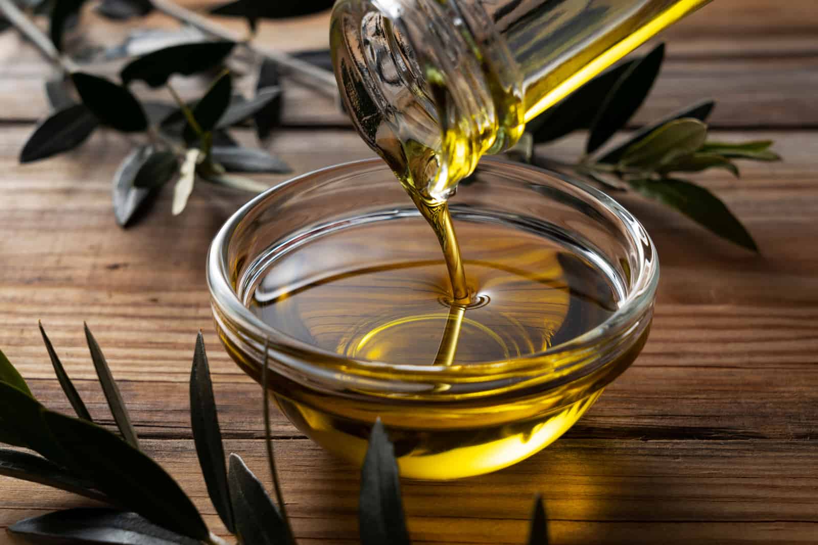 l'huile d'olive est versée dans un bol en verre