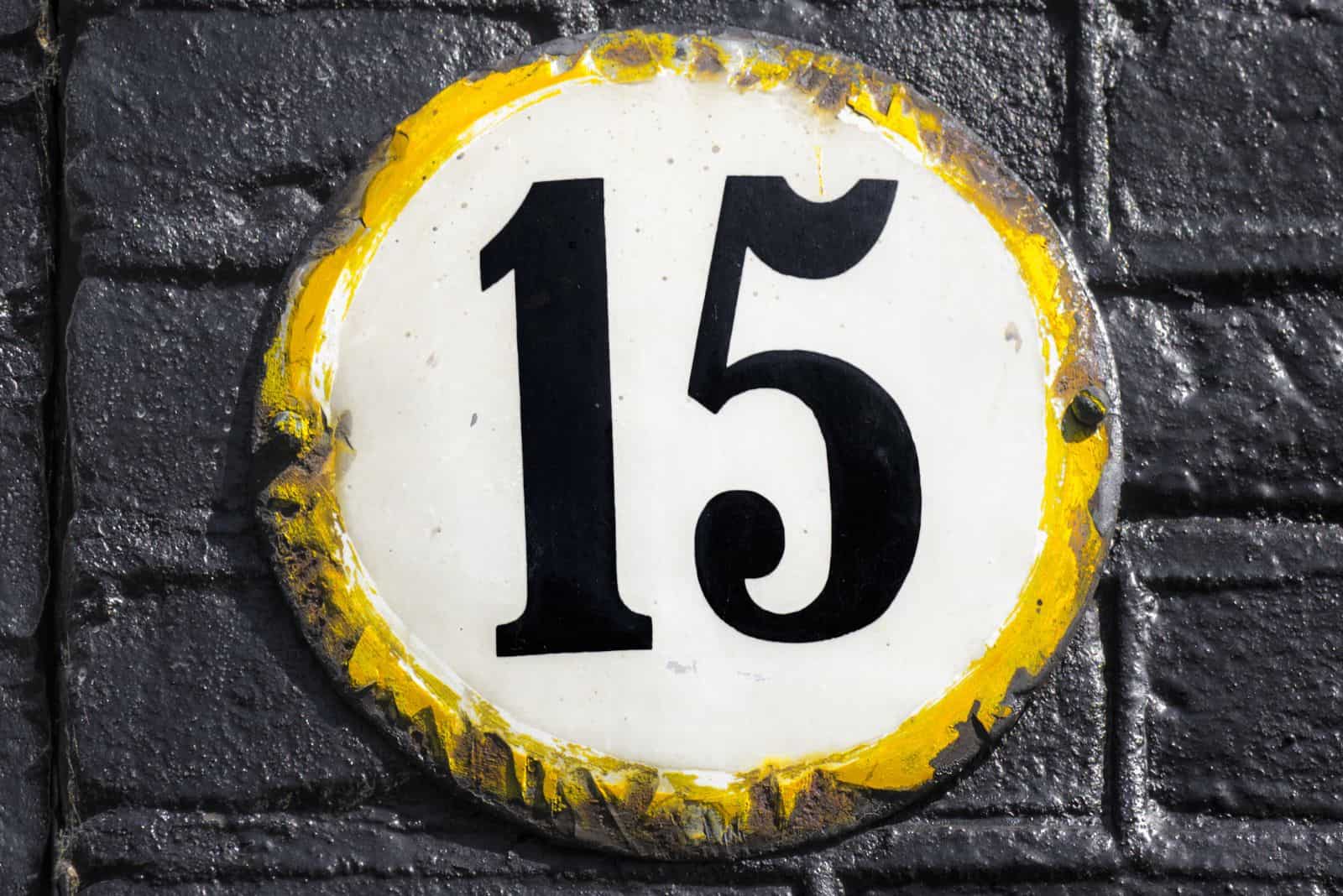 numéro 15 sur le mur de la maison