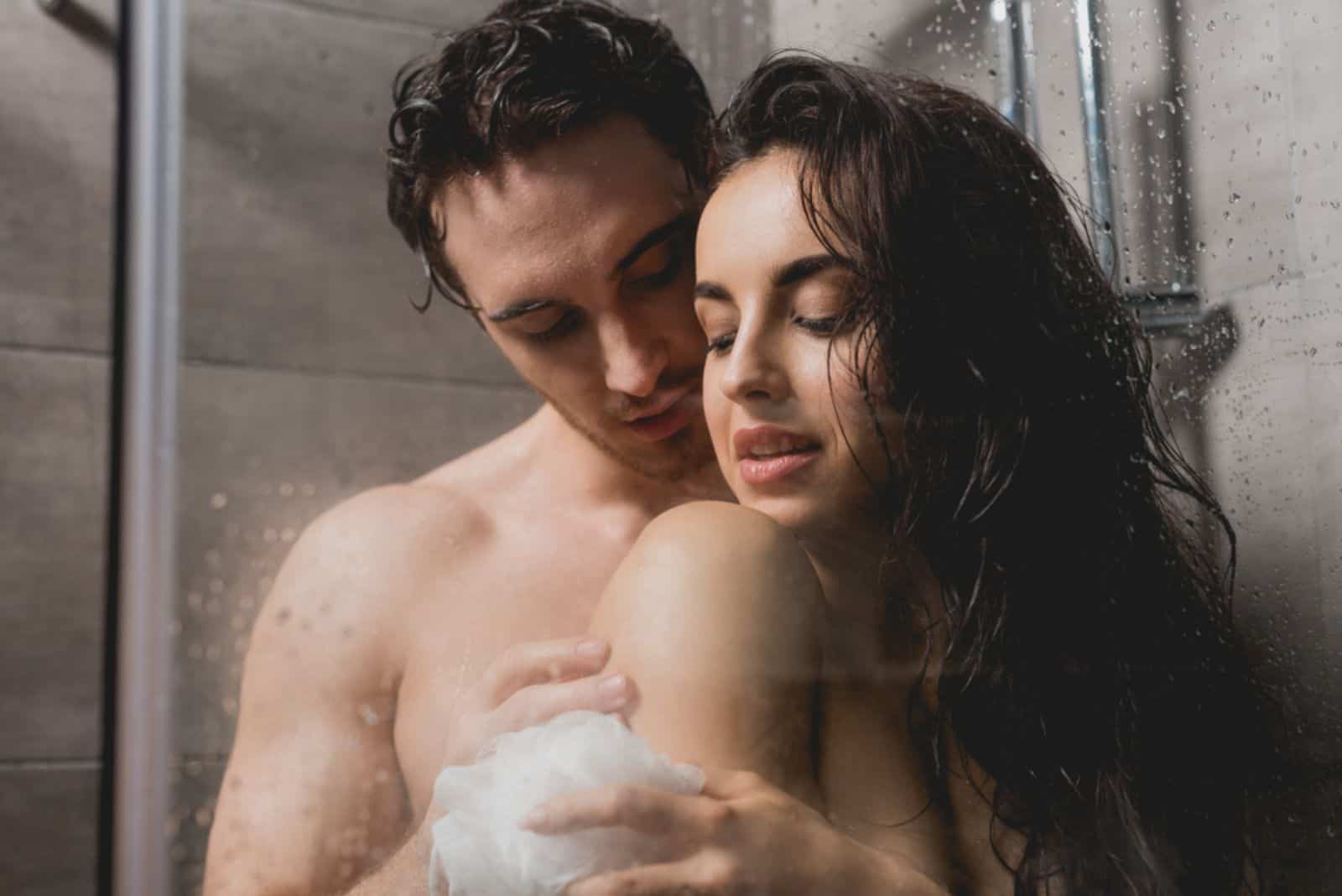 un homme et une femme prennent une douche ensemble