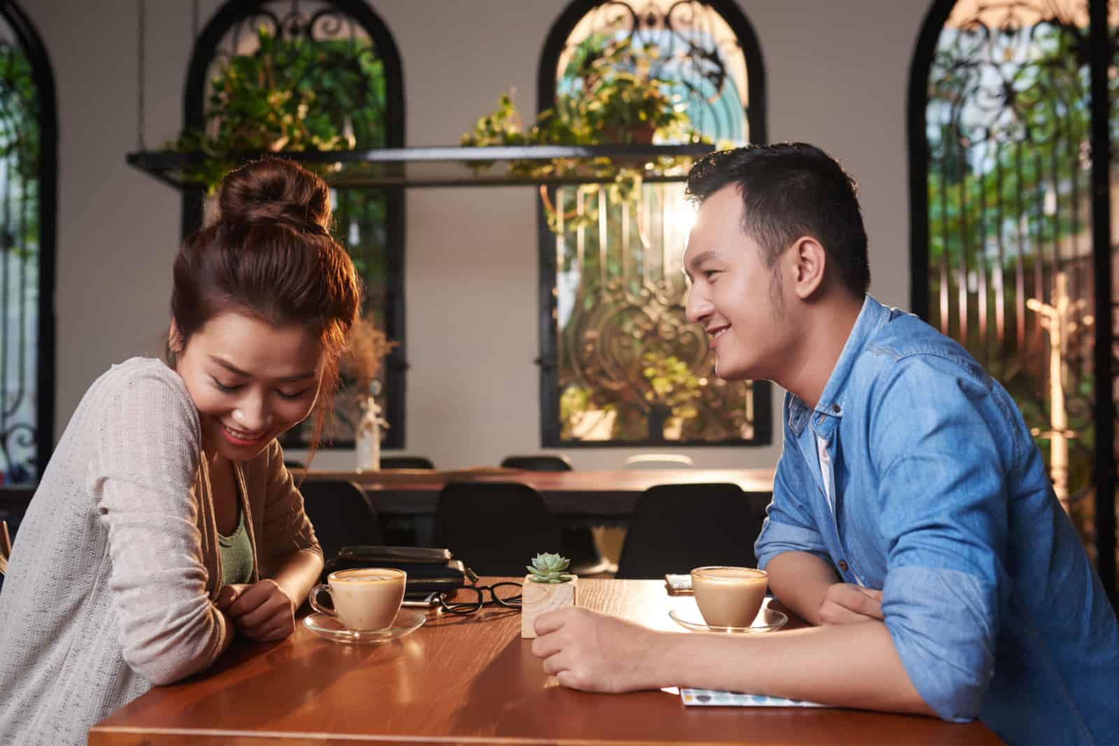Portrait de vue latérale d'un couple asiatique aimant se réunissant au café pour un rendez-vous