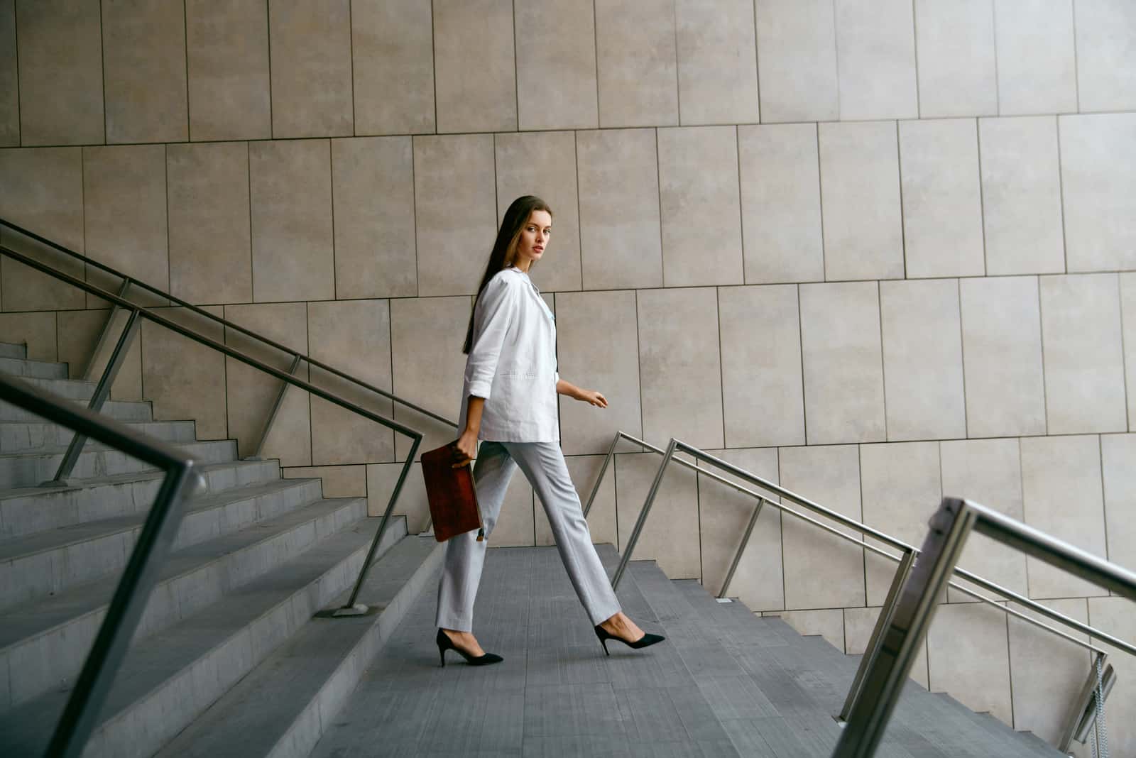 femme confiante descendant les escaliers