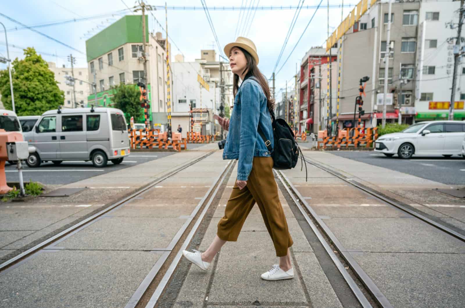 femme marchant dans la rue