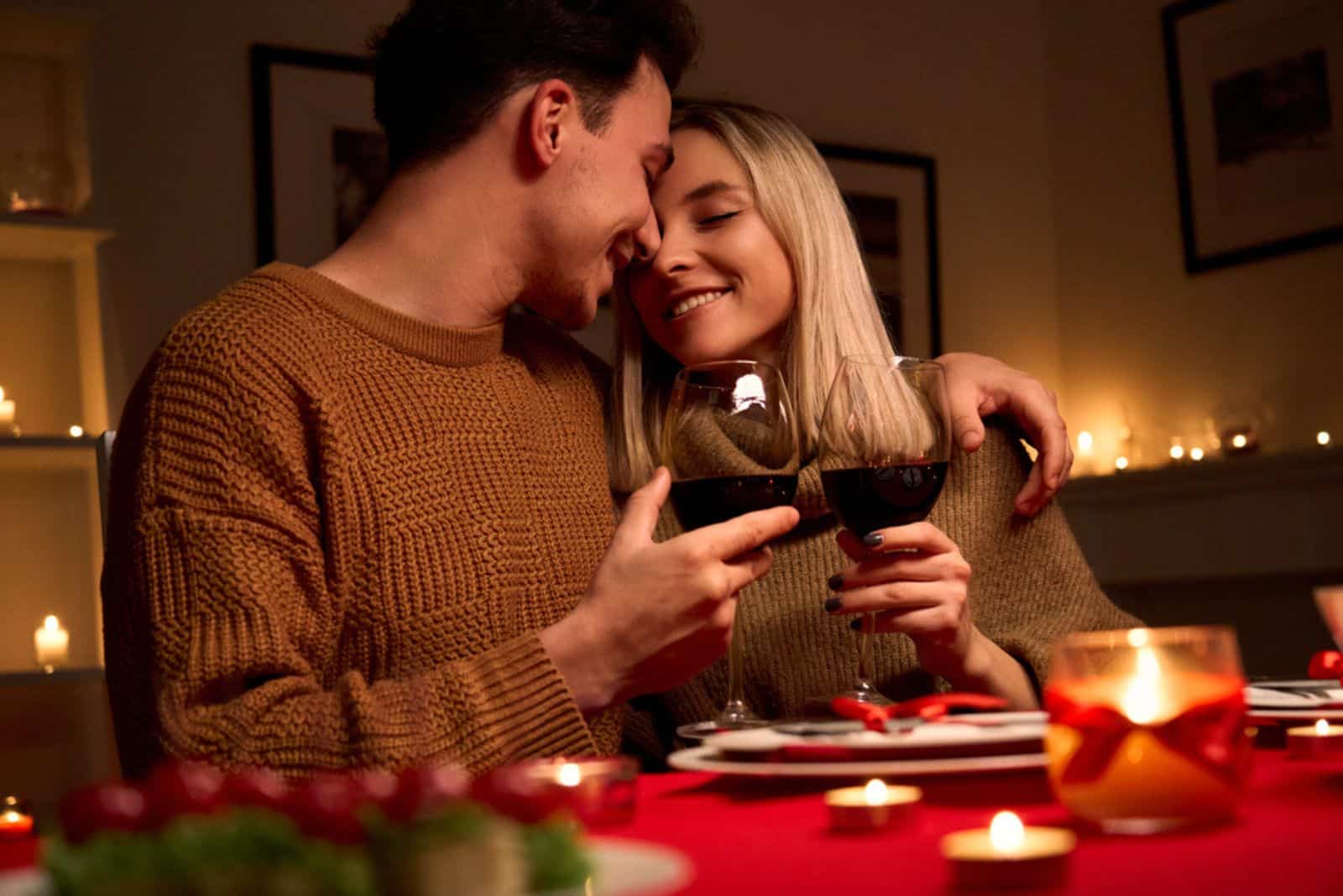 heureux jeune couple amoureux étreindre tenant des lunettes