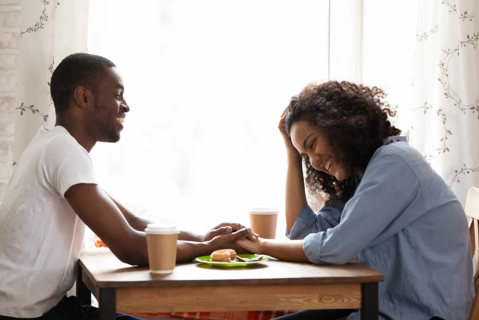 homme et femme ayant une conversation amusante