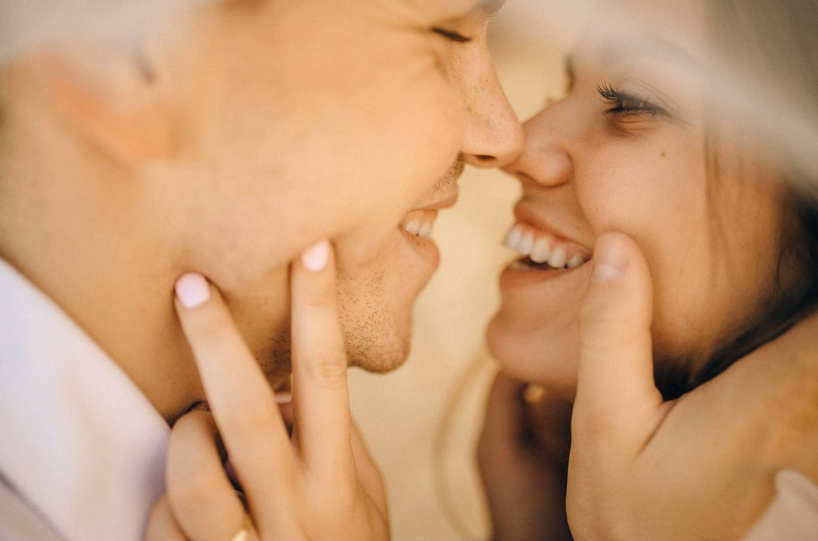 homme et femme s'embrassant et riant