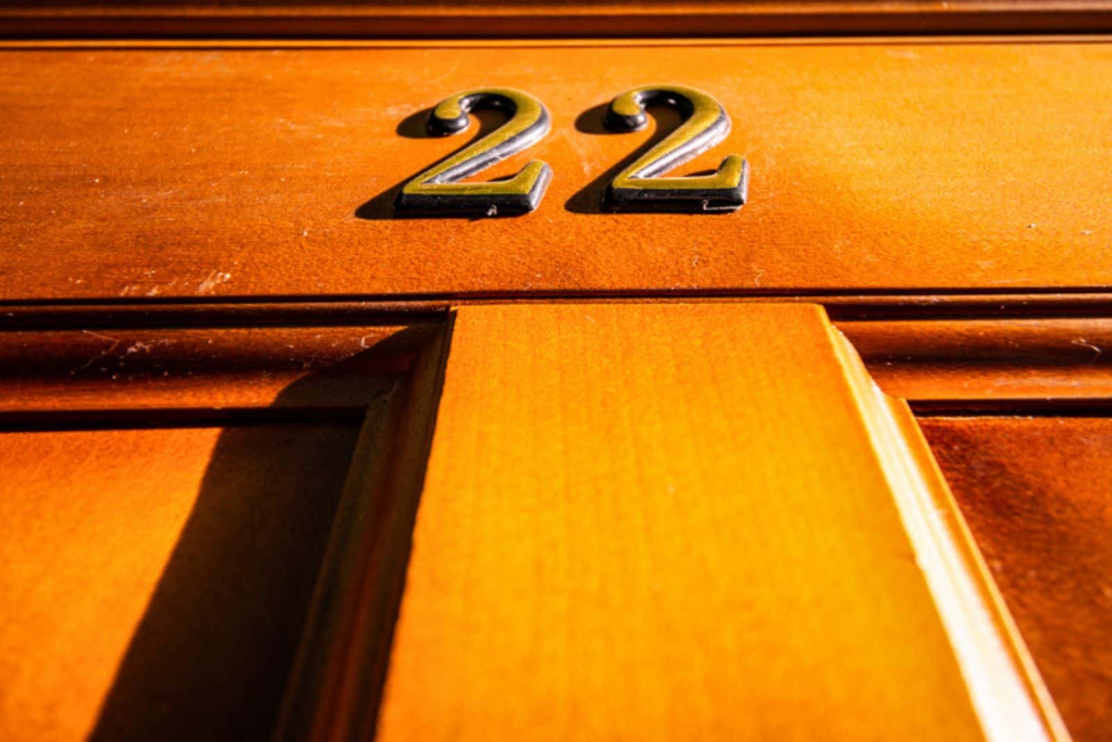 numéro 22 sur la porte en bois