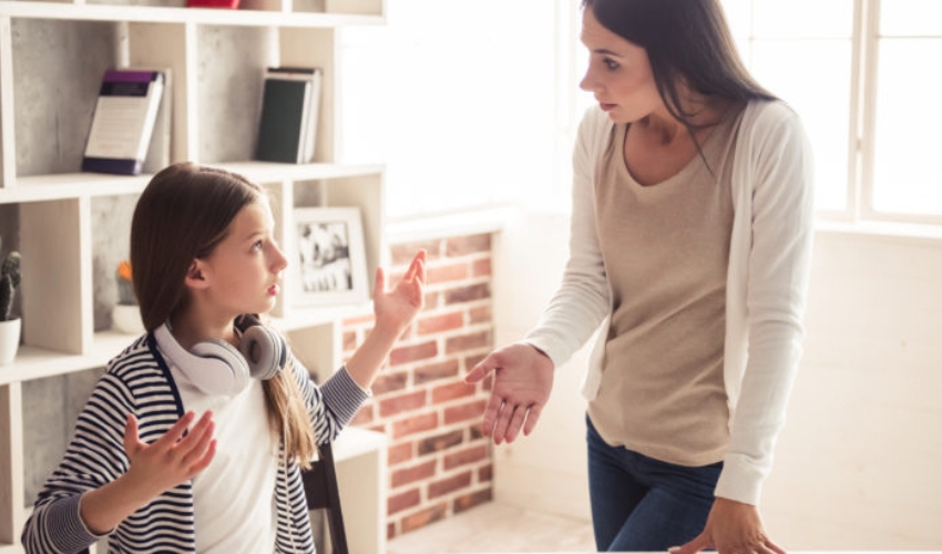 mere narcissique discutant avec sa fille