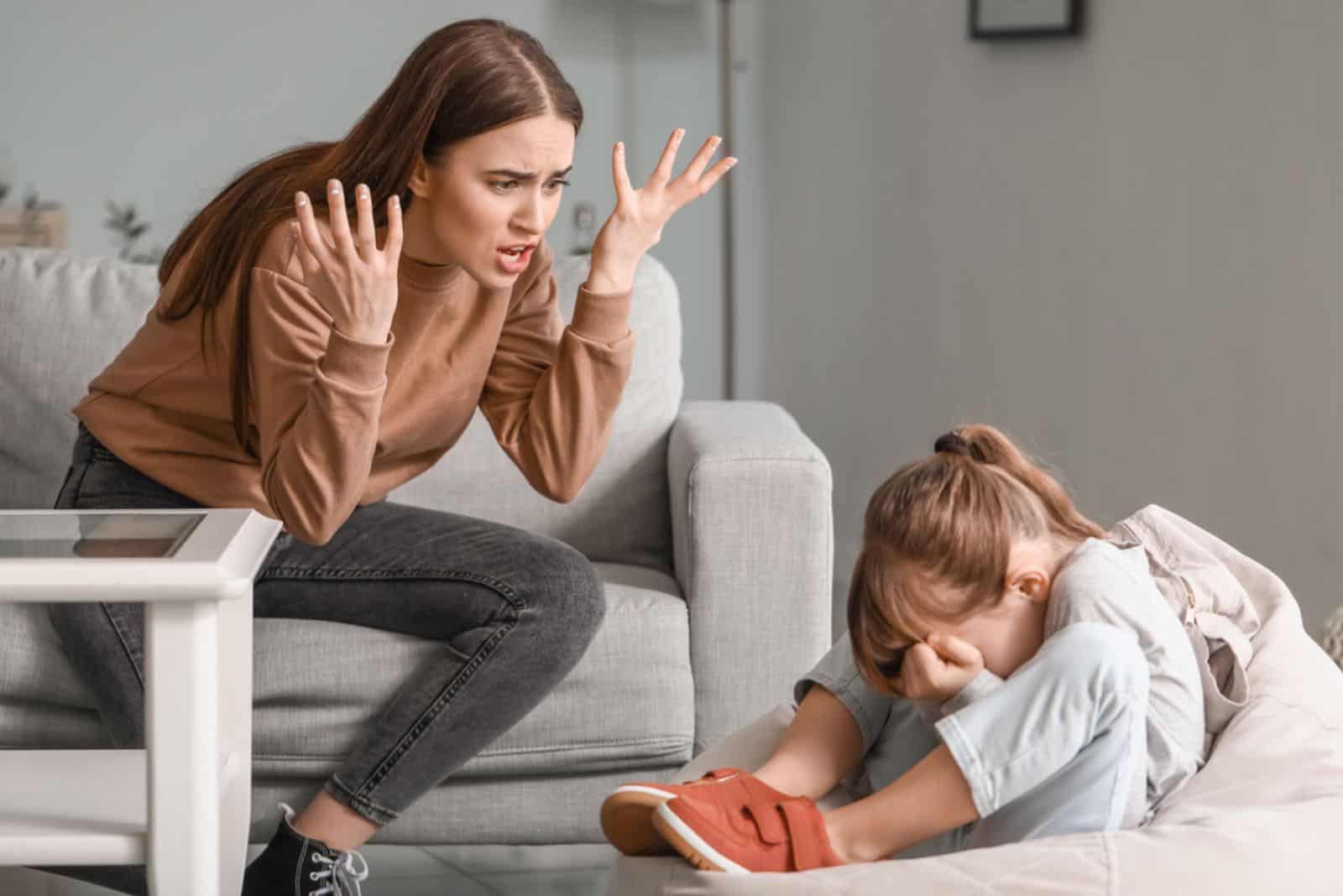Une mère en colère menace sa fille à la maison