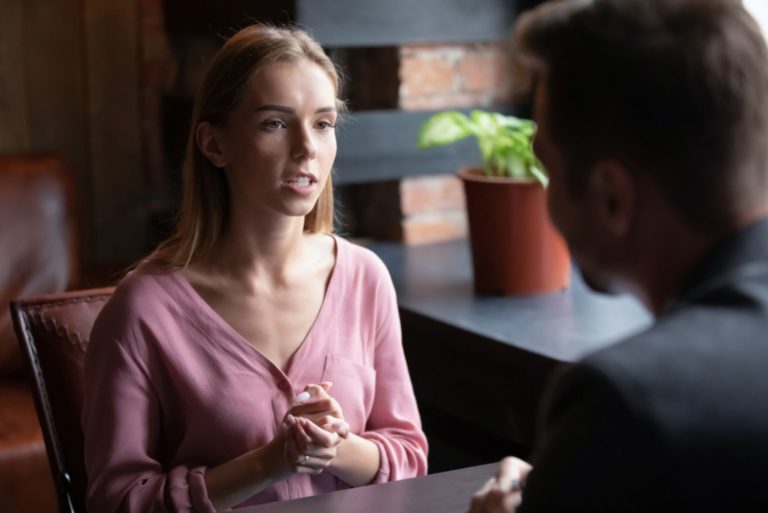 une jeune fille parle à un homme