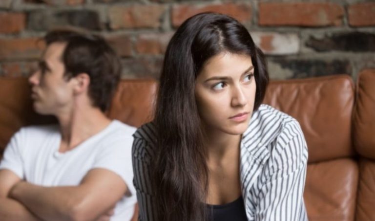 jeune couple malheureux signorant